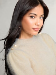 Crema - Lipsy Fluffy Metallic Puff Sleeve Knitted Jumper - Imagen 2 de 4