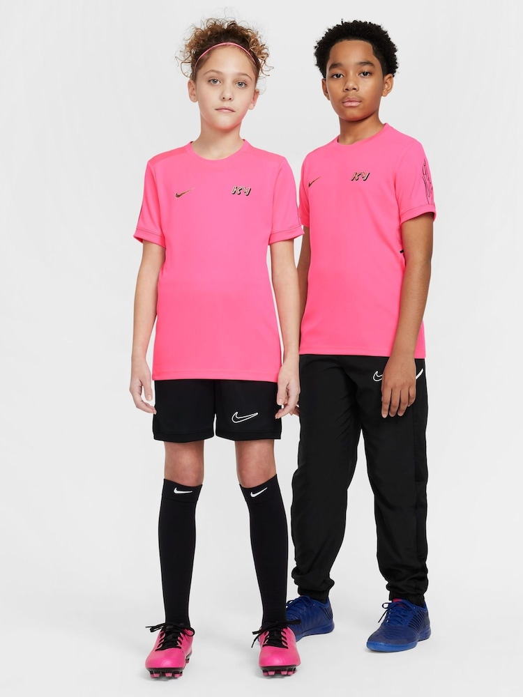 Hyper Pink - Nike Kylian Mbappe Academy 25 Dri-FIT Football T-Shirt - Bild 2 von 8 Hyper Pink - Nike Kylian Mbappe Academy 25 Dri-FIT Football T-Shirt - Bild 2 von 8