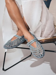 أزرق - حذاء Mary Jane بتصميم منسوج ومقدمة مستديرة وإبزيم مزدوج من Forever Comfort® - صورة 2 من 10