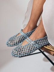 أزرق - حذاء Mary Jane بتصميم منسوج ومقدمة مستديرة وإبزيم مزدوج من Forever Comfort® - صورة 4 من 10