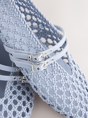 أزرق - حذاء Mary Jane بتصميم منسوج ومقدمة مستديرة وإبزيم مزدوج من Forever Comfort® - صورة 9 من 10