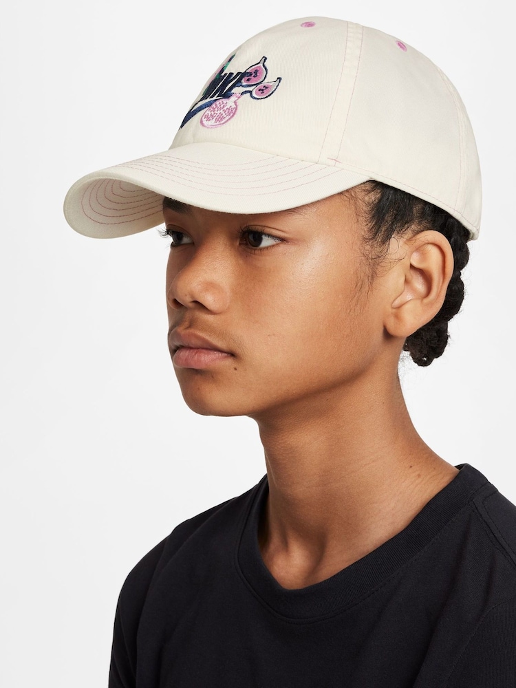 Nike Kids Club Fruit Graphic Print 100% Cotton Cap - Imagen 2 de 6