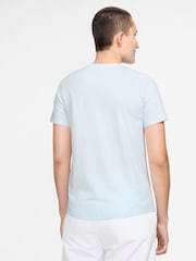 Tinte azul claro - Camiseta básica con diseño deportivo Club de Nike - Imagen 2 de 3