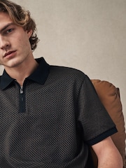Schwarz/Gold - Elegantes Poloshirt mit kurzem Reißverschluss - Bild 1 von 7