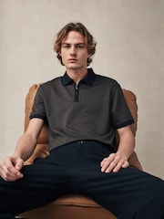 Schwarz/Gold - Elegantes Poloshirt mit kurzem Reißverschluss - Bild 2 von 7