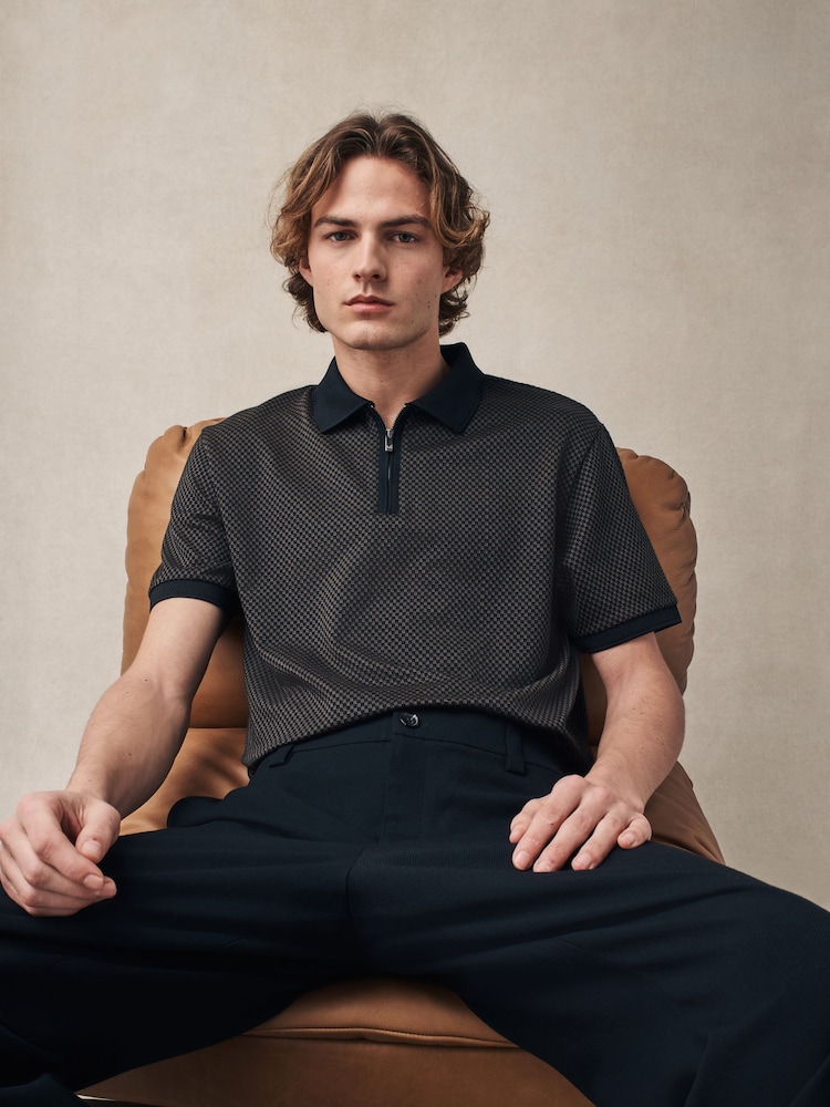 Schwarz/Gold - Elegantes Poloshirt mit kurzem Reißverschluss - Bild 2 von 7 Schwarz/Gold - Elegantes Poloshirt mit kurzem Reißverschluss - Bild 2 von 7