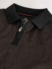 Schwarz/Gold - Elegantes Poloshirt mit kurzem Reißverschluss - Bild 7 von 7