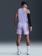 Hydrangea Purple Grey - 7 pulgadas - Pantalones cortos sin forro para correr Dri-FIT Challenger de Nike - Imagen 2 de 6