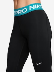 Negro y azul medio - Leggings cortos Pro 365 de Nike - Imagen 4 de 4