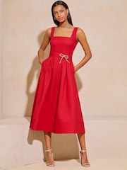 Vestido a media pierna con cinturón de lazo de diamante premium de Lipsy - Imagen 3 de 6