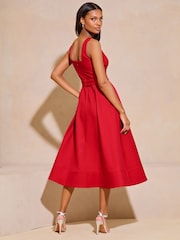 Vestido a media pierna con cinturón de lazo de diamante premium de Lipsy - Imagen 4 de 6