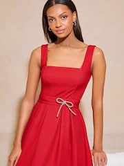 Vestido a media pierna con cinturón de lazo de diamante premium de Lipsy - Imagen 5 de 6