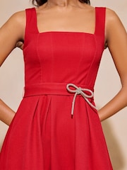 Vestido a media pierna con cinturón de lazo de diamante premium de Lipsy - Imagen 6 de 6