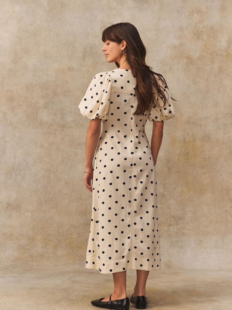 à pois blanc et noir - Robe mi-longue boutonnée à manches bouffantes avec lin - Image 3 of 4