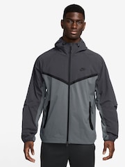 Modelo en gris de Cool - Nike Obsidian Tech Fleece Zip Up Winterized Hoodie - Imagen 1 de 3