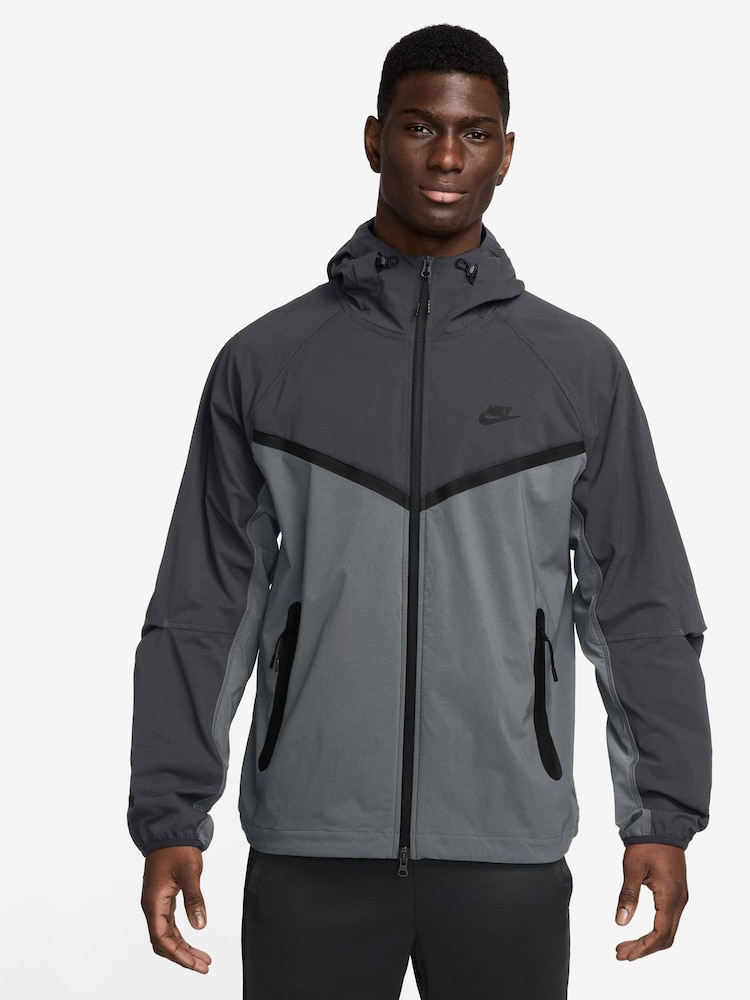 Modelo en gris de Cool - Nike Obsidian Tech Fleece Zip Up Winterized Hoodie - Imagen 1 de 3