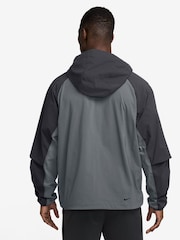 Modelo en gris de Cool - Nike Obsidian Tech Fleece Zip Up Winterized Hoodie - Imagen 2 de 3