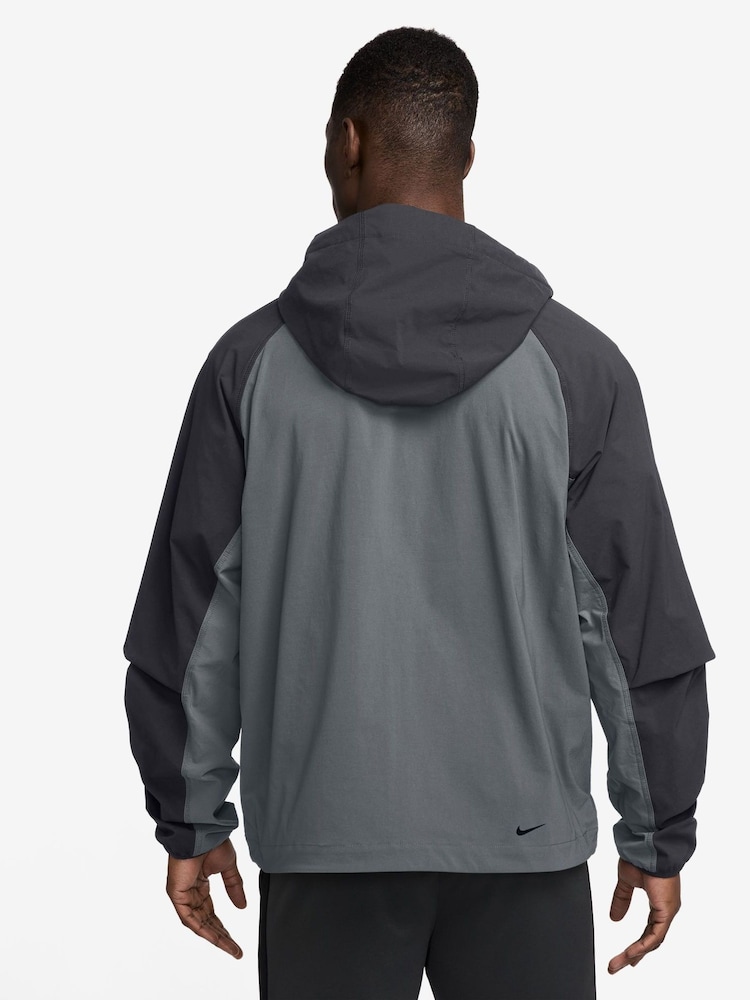 Modelo en gris de Cool - Nike Obsidian Tech Fleece Zip Up Winterized Hoodie - Imagen 2 de 3