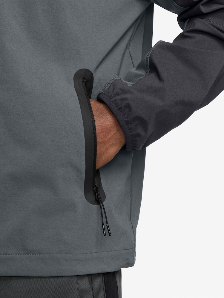Modelo en gris de Cool - Nike Obsidian Tech Fleece Zip Up Winterized Hoodie - Imagen 3 de 3