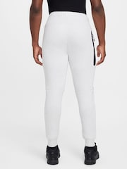 Белый - Спортивные брюки из флиса Nike Tech - Изображение 2 из 8