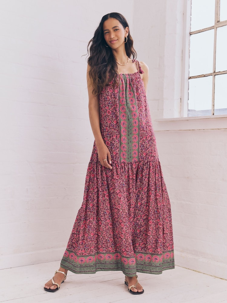 Violett/Rosa mit Blümchenmuster - Gestuftes Maxikleid mit schmalen Trägern und tiefer Taille - Bild 1 von 9 Violett/Rosa mit Blümchenmuster - Gestuftes Maxikleid mit schmalen Trägern und tiefer Taille - Bild 1 von 9