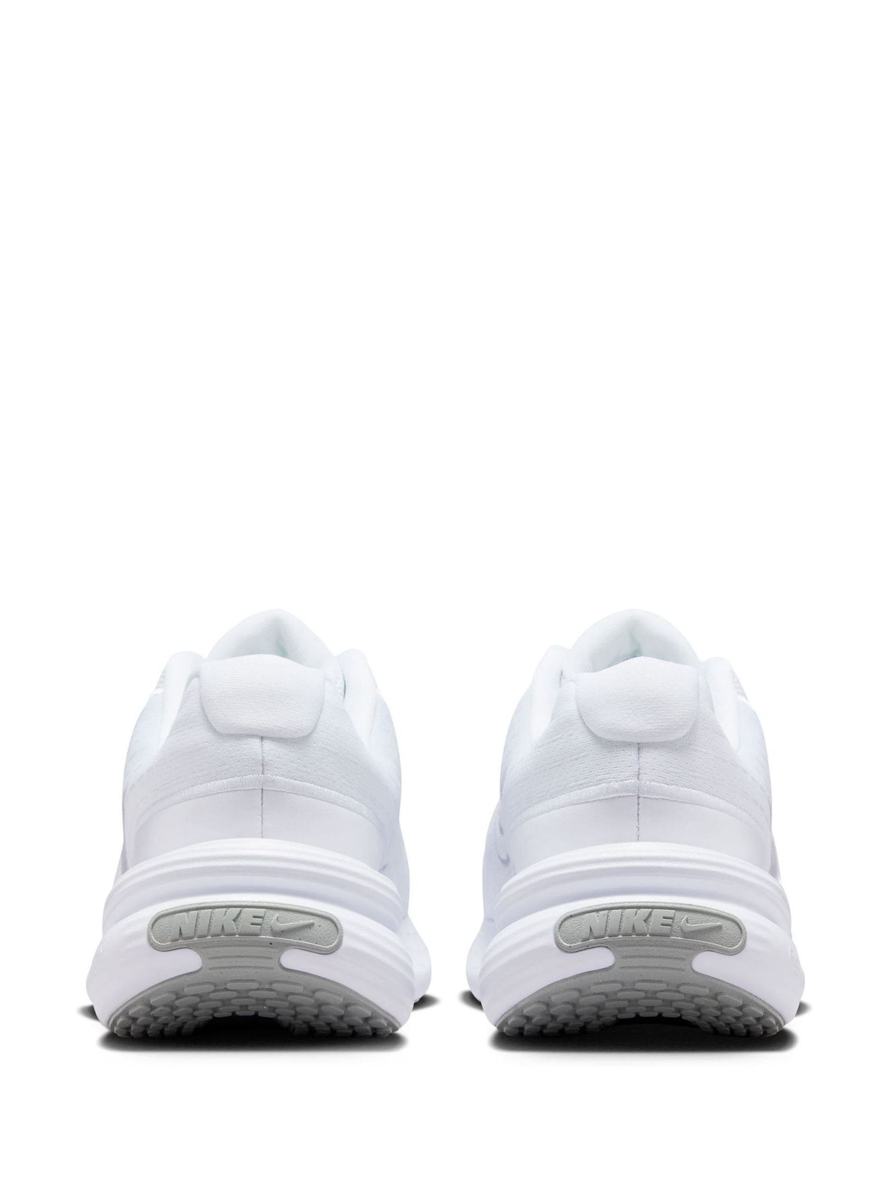 Cumpără Gri/Alb - Ghete sport Nike Uplift SC from Next Romania