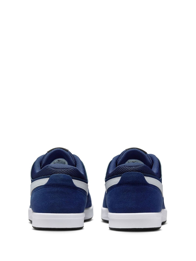 Azul marino y blanco - Nike Fokus Bajo Suede Trainers - Imagen 2 de 8