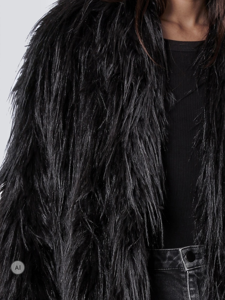 Svart - Religion Langhåret Maxi Serenity Coat i raggete, myk imitert pels - Bilde 7 av 7 Svart - Religion Langhåret Maxi Serenity Coat i raggete, myk imitert pels - Bilde 7 av 7