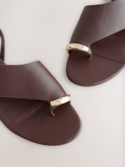 بني - صندل بأحزمة وفتحة إصبع Forever Comfort® - صورة 9 من 9