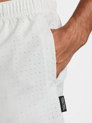 Nike Summit White Dri-FIT Breathe 7 inch Challenger 2 in 1 Running Shorts - Image 4 of 4