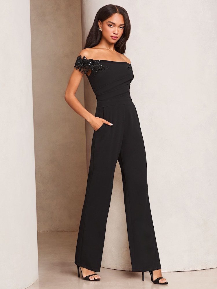 Lipsy – verzierter 3D-Bardot-Jumpsuit mit Blumenbesatz - Bild 1 von 4 Lipsy – verzierter 3D-Bardot-Jumpsuit mit Blumenbesatz - Bild 1 von 4