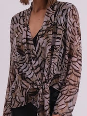 Religion Infinity Wrap Top With Tie Front in Hand-Painted Prints - Imagen 6 de 6
