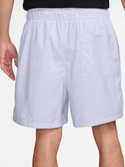 Morado amatista - Pantalones cortos tejidos con diseño fluido de Nike Club - Imagen 2 de 4