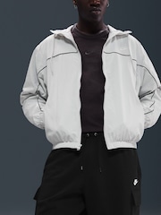 Negro - Pantalones cortos de estilo cargo de polar Club de Nike - Imagen 6 de 10