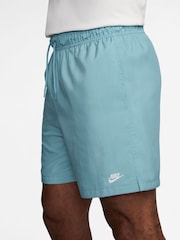 Azul glaciar - Pantalones cortos tejidos con diseño fluido de Nike Club - Imagen 3 de 4