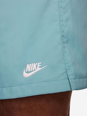 Azul glaciar - Pantalones cortos tejidos con diseño fluido de Nike Club - Imagen 4 de 4