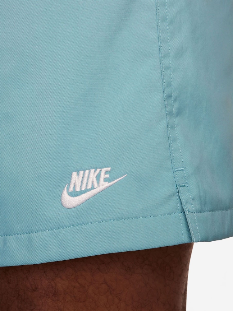 Azul glaciar - Pantalones cortos tejidos con diseño fluido de Nike Club - Imagen 4 de 4