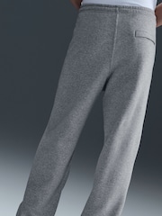 Gris oscuro jaspeado - Pantalones deportivos de polar con bajo abierto Club de Nike - Imagen 4 de 5