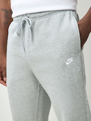 Светло-серый меланж - Флисовые спортивные брюки Nike Club - Изображение 4 из 4