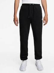 Черный - Флисовые спортивные брюки с манжетами Nike Club - Изображение 1 из 3
