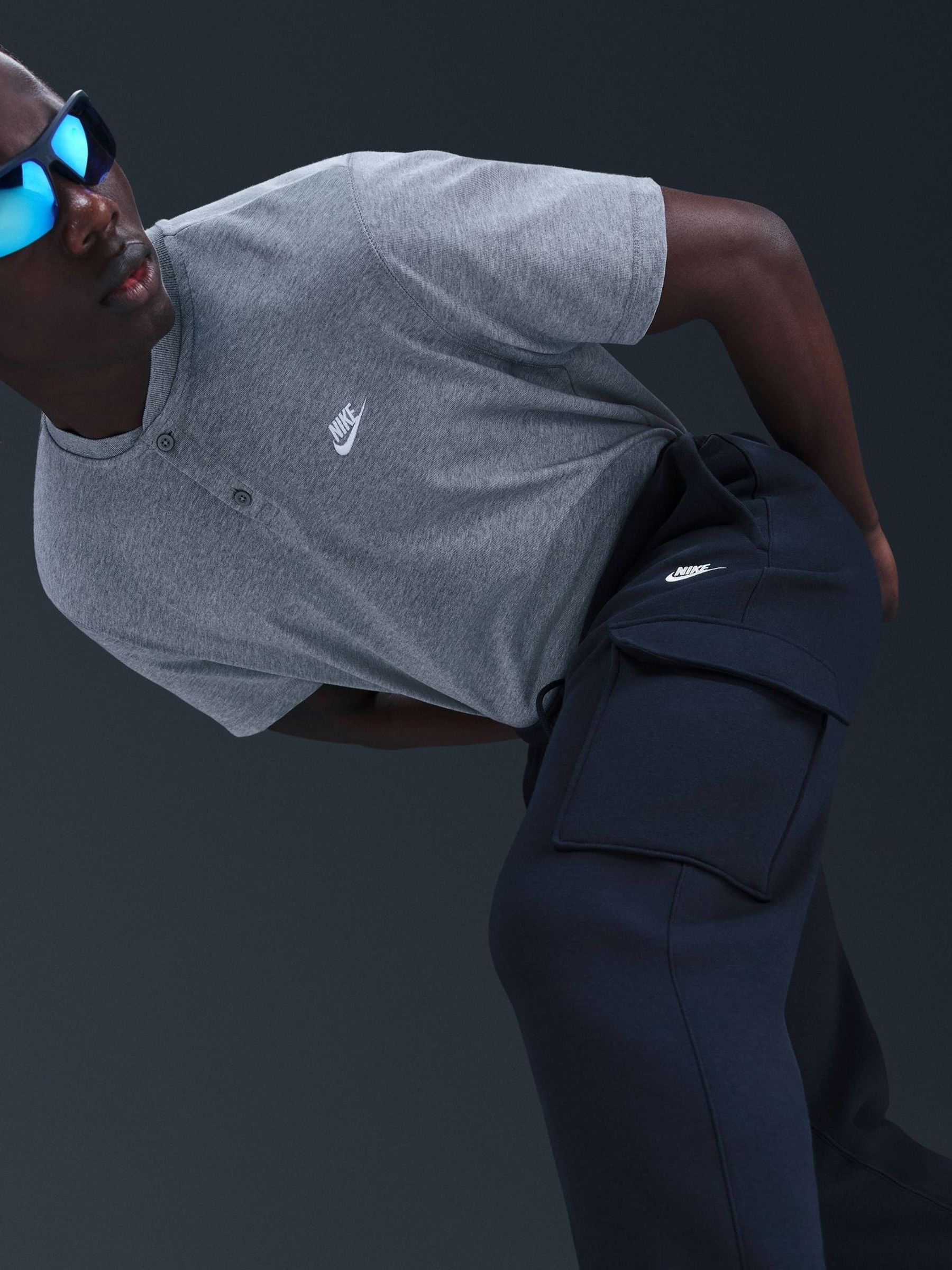 nike club essentials woven cargo joggers in navy