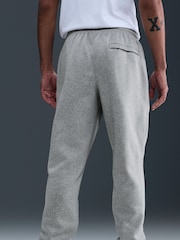 Dunkelgrau meliert - Nike Club Fleece Jogginghose mit Bündchen - Bild 9 von 10