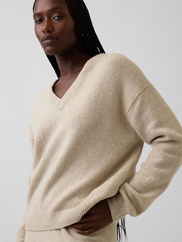 Gap Beige CashSoft Oversized V-Neck Jumper - Image 4 of 4 Gap Beige CashSoft Oversized V-Neck Jumper - Image 4 of 4
