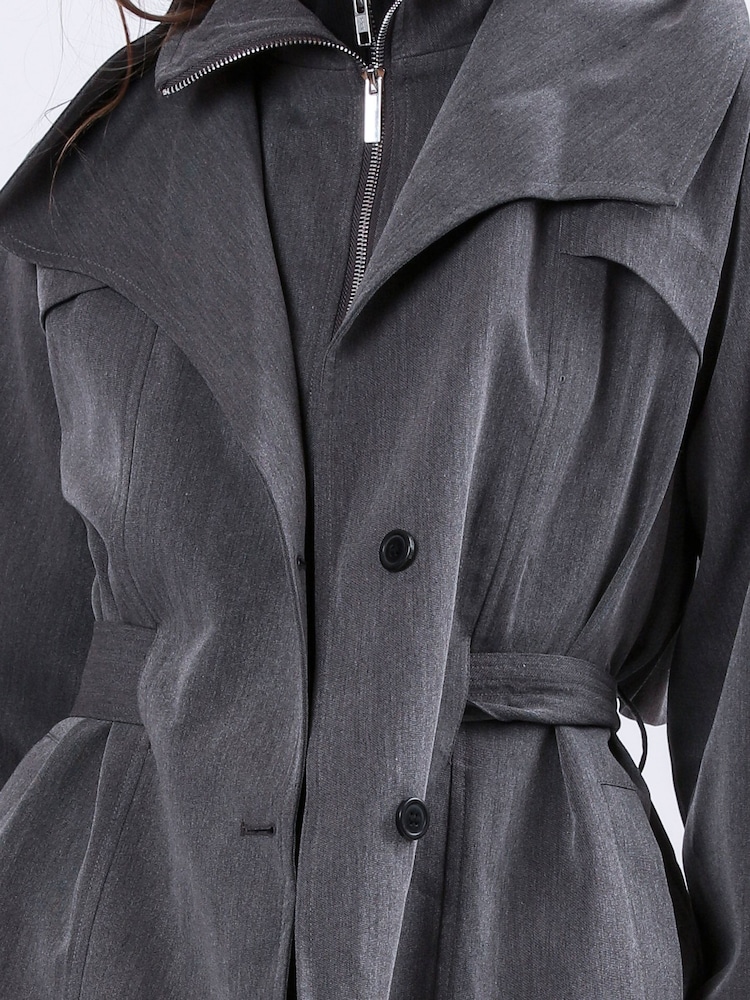 Grau - Religion Rhodium Trench Jacket with Belt and Double Fastening in Structured Crepe - Bild 7 von 7 Grau - Religion Rhodium Trench Jacket with Belt and Double Fastening in Structured Crepe - Bild 7 von 7