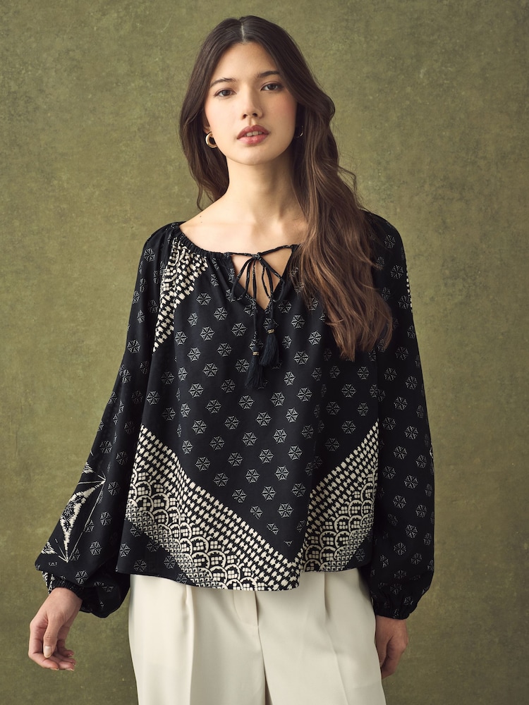 Estampado floral boho azul marino/crema - Top de manga larga con cuello barco - Imagen 1 de 7