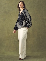 Estampado floral boho azul marino/crema - Top de manga larga con cuello barco - Imagen 2 de 7