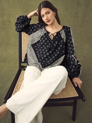 Estampado floral boho azul marino/crema - Top de manga larga con cuello barco - Imagen 4 de 7