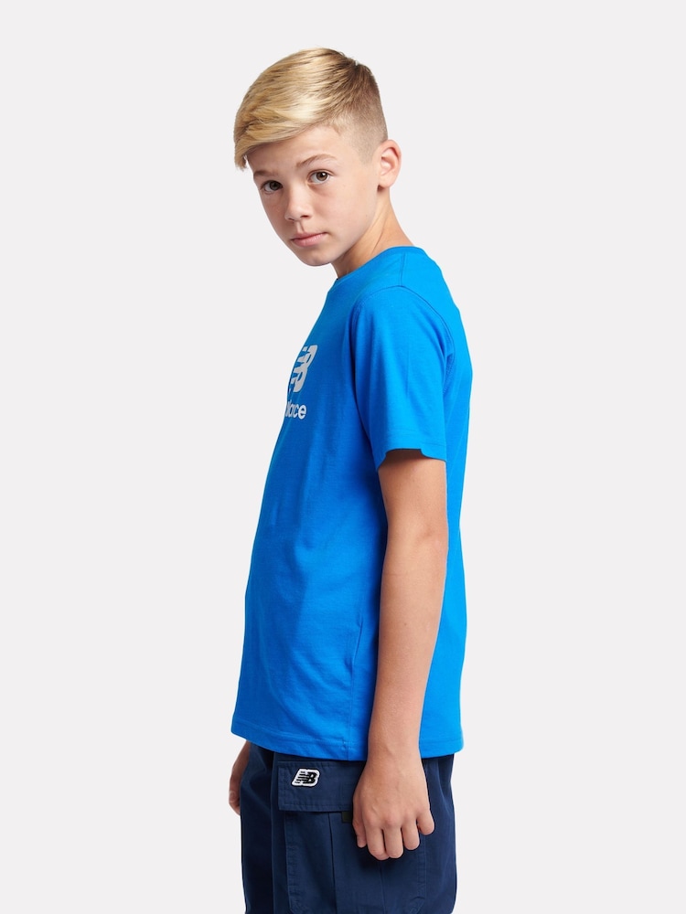 أزرق أزرق داكن - تيشرت جيرسيه قطن 100% مزيّن بشعار مكدس من New Balance Kids - صورة 2 من 9 أزرق أزرق داكن - تيشرت جيرسيه قطن 100% مزيّن بشعار مكدس من New Balance Kids - صورة 2 من 9