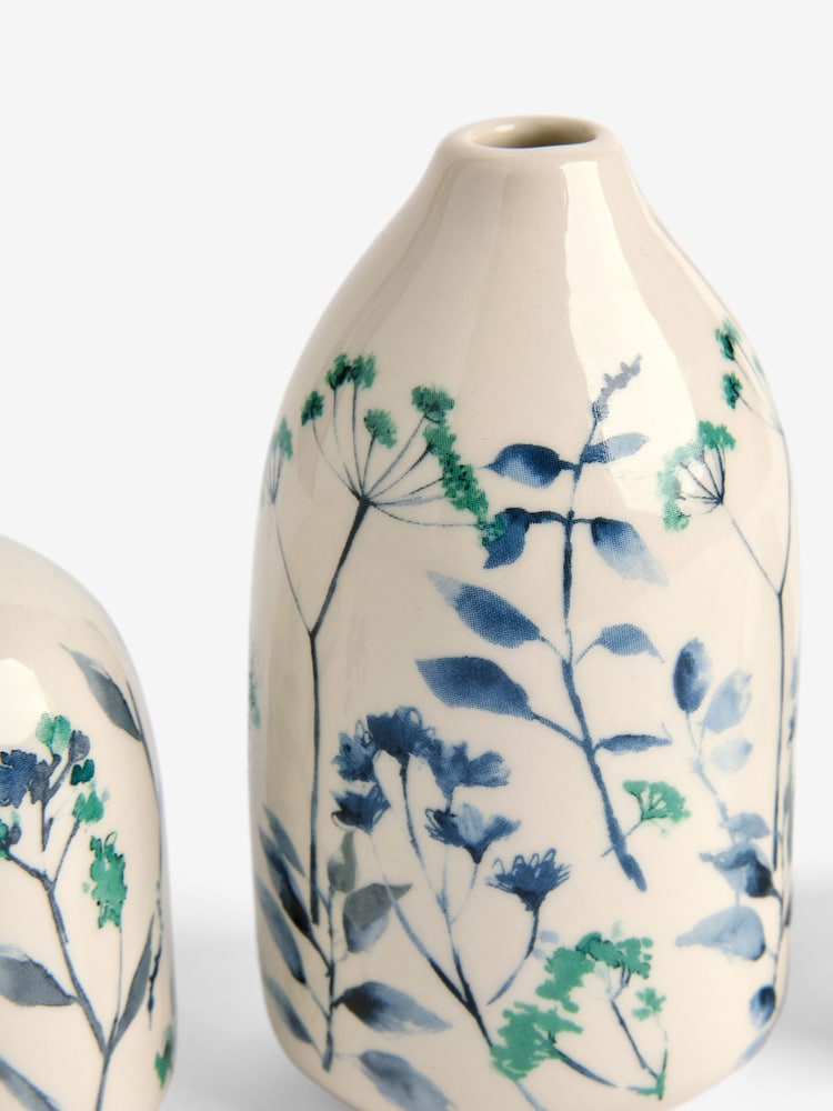 Set of 3 White/Blue Isla Floral Ceramic Vases - Image 4 of 4 Set of 3 White/Blue Isla Floral Ceramic Vases - Image 4 of 4