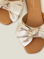Accessorize Metallic Bow Slide Sandals - Imagem 3 de 4